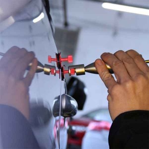 dellen-reparatur-in-aktion-das-automobil