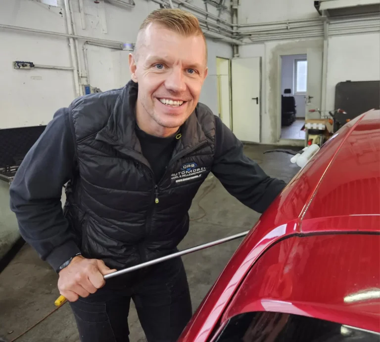 Delle am Fahrzeug – Das Automobil Enns