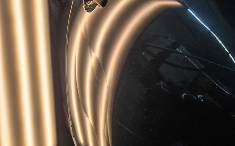 Delle am Fahrzeug – Das Automobil Enns