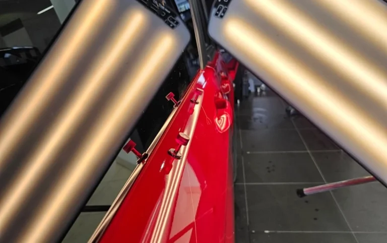 Delle am Fahrzeug – Das Automobil Enns